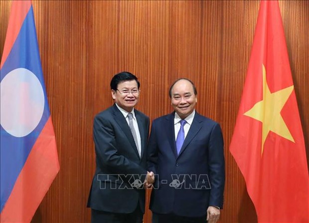 资料图：越南政府总理阮春福（右）和老挝政府总理通伦·西苏里（图源：越通社）