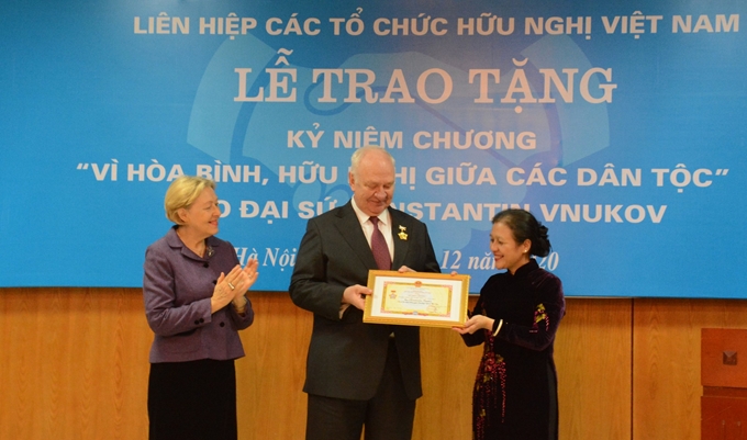 越南友好组织联合会主席阮芳娥向俄罗斯驻越南大使伏努科夫授予纪念章