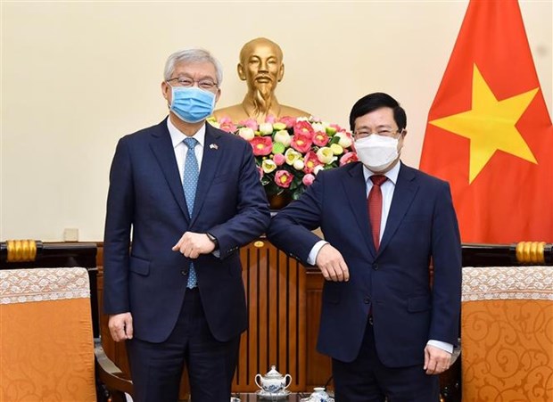 越南政府副总理兼外交部长范平明（右）会见韩国外交部副部长李泰镐（图源：越通社）