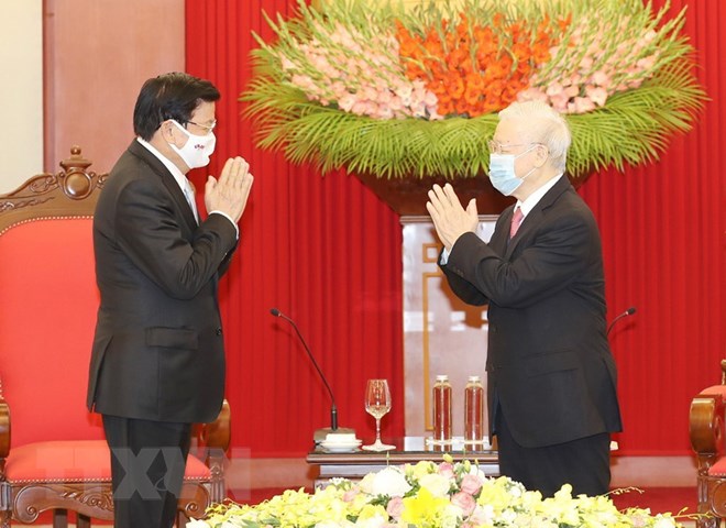 越共中央总书记、国家主席阮富仲（右）与老挝政府总理通论•西苏里（图源：越通社）