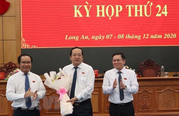 阮明林同志（中间）当选为隆安省人委会副主席（图源：越通社）