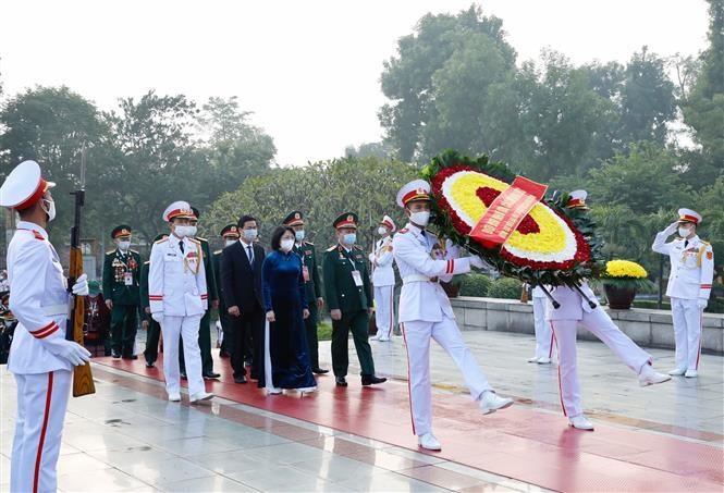 以国家副主席邓氏玉盛为首的代表团在河内市北山街英雄烈士纪念台向各位英雄烈士敬献花圈