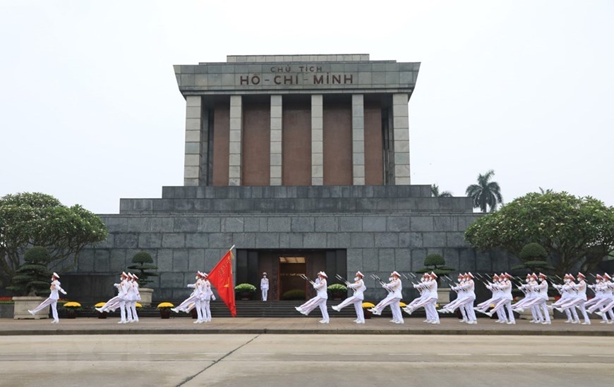 标兵力量在胡志明主席陵墓前游行