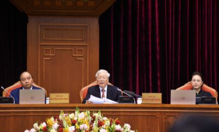 政府总理阮春福代表越共中央政治局主持第一天的会议各项议程