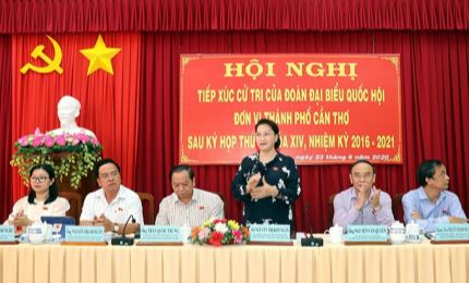 越南国会主席阮氏金银会见芹苴市丐朗和乌门两郡选民