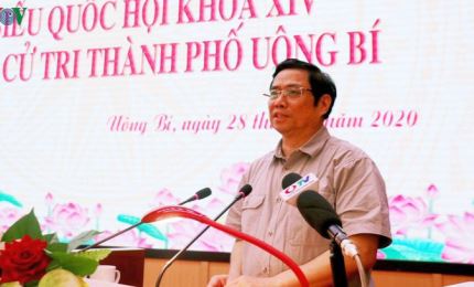 越共中央组织部部长范明正会见广宁省汪秘市选民