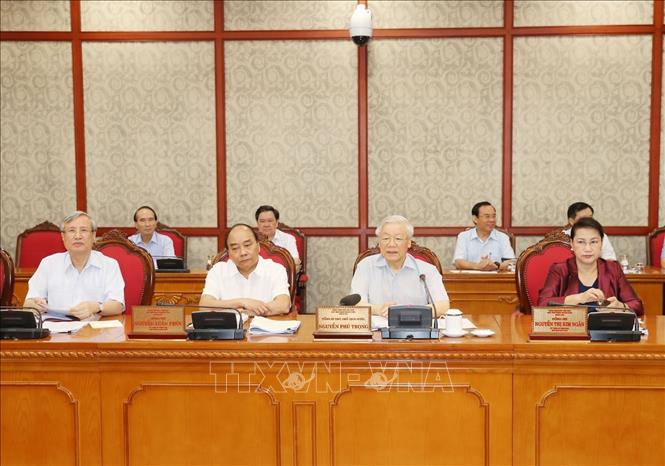 越共中央总书记、国家主席阮富仲（左三）主持会议（图源：越通社）