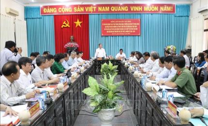 越共中央经济部部长阮文平与槟椥省省委领导举行工作会议