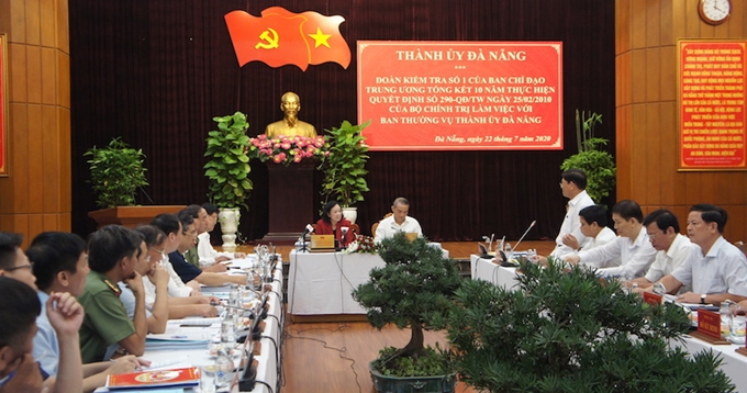 越共中央民运部部长张氏梅与岘港市市委常委会举行工作会议（图：CPV）