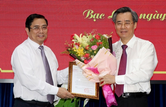 范明正同志（左）代表越共中央政治局向阮光阳同志颁发越共中央组织部副部长任命决定