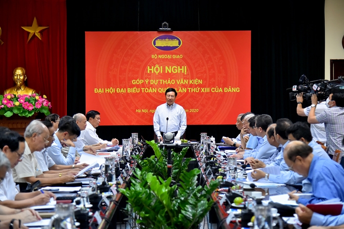 越共中央政治局委员、政府副总理、外交部部长范平明在会上致辞