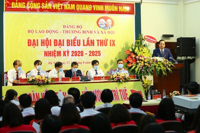 劳动荣军社会部部长陶玉蓉在大会上发表讲话