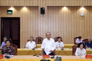 越共中央政治局与中央直属的11个党组织举行了工作会议