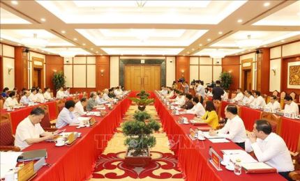 阮富仲同志主持政治局与河内市委常委会的工作会议