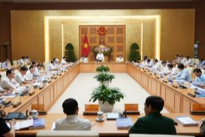 政府总理阮春福主持召开越共十三大经济社会事务小组全体会议