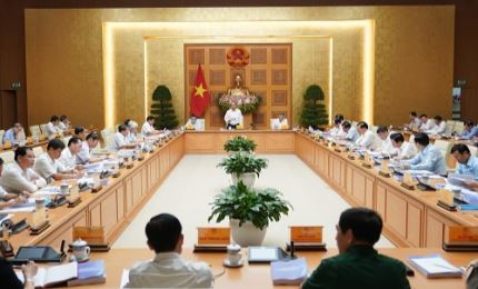 政府总理阮春福主持召开越共十三大经济社会事务小组全体会议