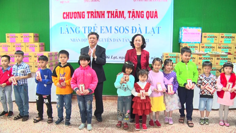 张氏梅同志向大叻市SOS儿童村的孩子们送礼物（图：danvan.vn）