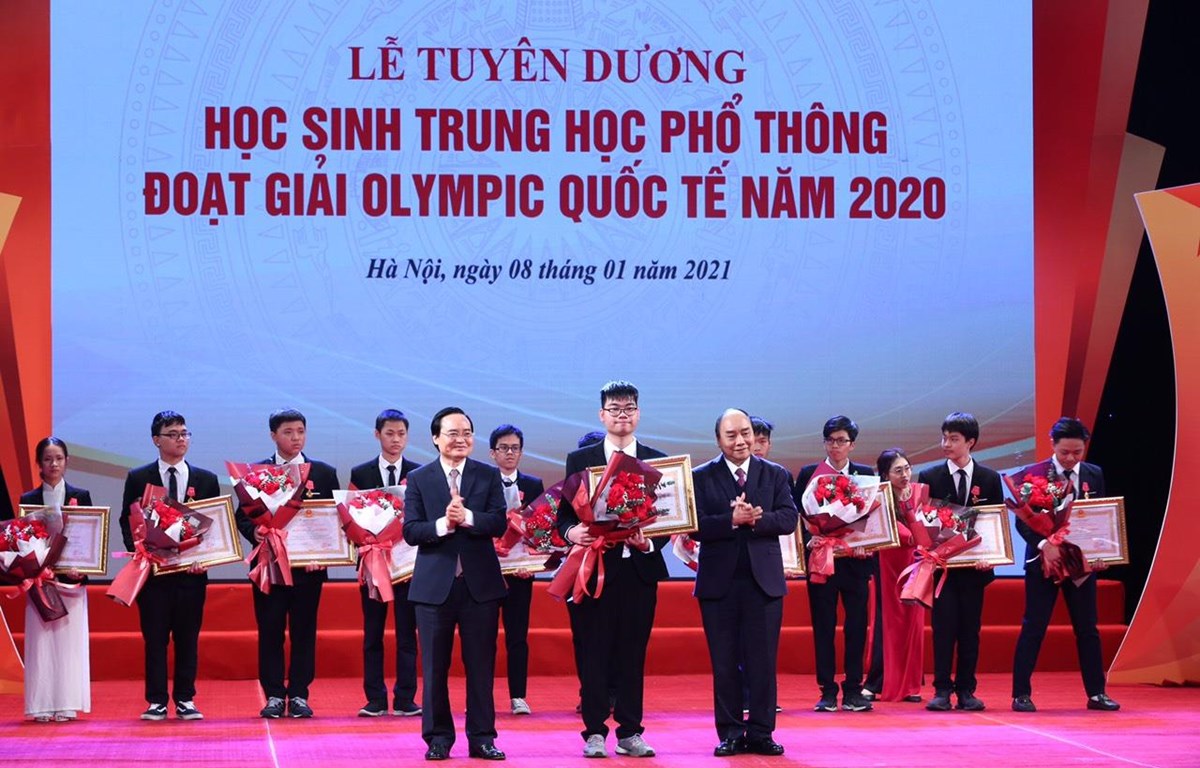 越南政府总理阮春福向获奖学生颁发奖状（图：越通社）