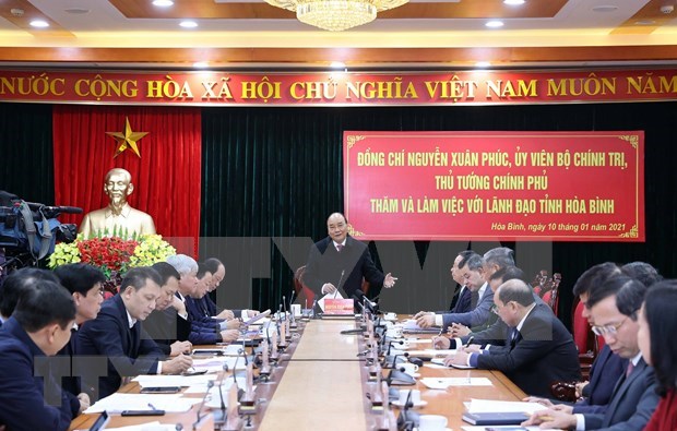政府总理阮春福与和平省主要领导班子举行工作会议（图源：越通社）