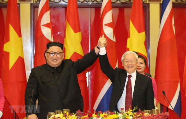 越共中央总书记、国家主席阮富仲（右）与朝鲜劳动党总书记金正恩（图源：越通社）