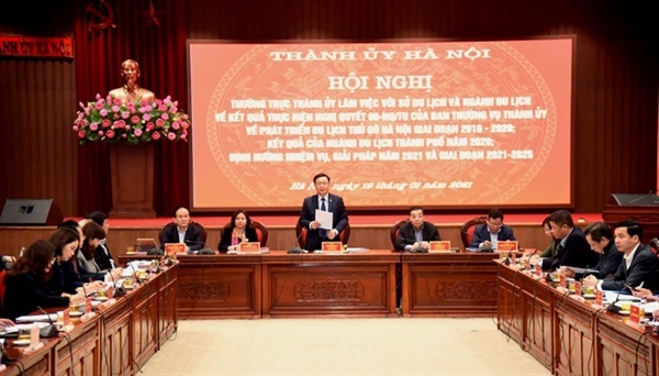 越共中央政治局委员、河内市委书记王廷惠主持会议