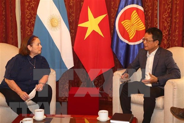 越南驻阿根廷大使杨国青（右）和阿根廷越南文化院院长波尔迪·索萨（图源：越通社）