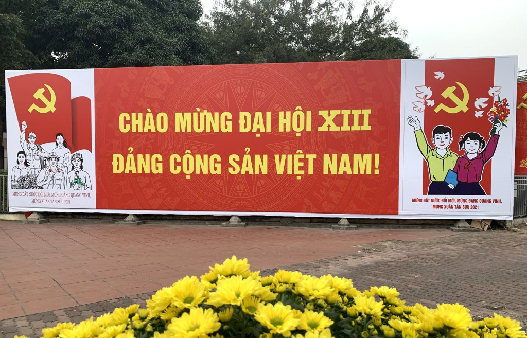 一幅写着“庆祝越共十三大”的巨型海报悬挂在国际会议中心