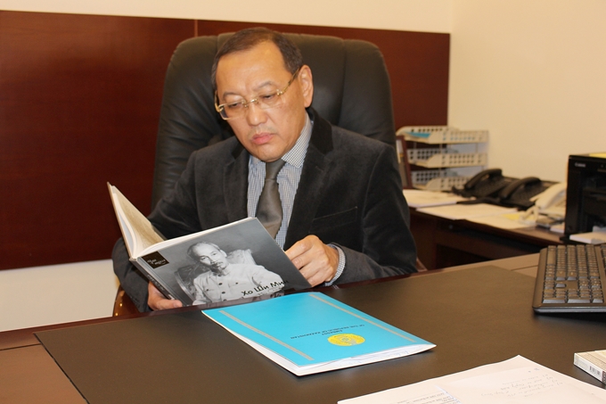 哈萨克斯坦驻越大使叶兰•拜赞诺夫（图：秋兰摄）
