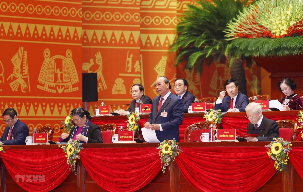 越共中央政治局委员、政府总理阮春福代表主席团引导会议