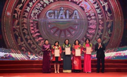“越南国会75年”新闻奖颁奖仪式在河内举行