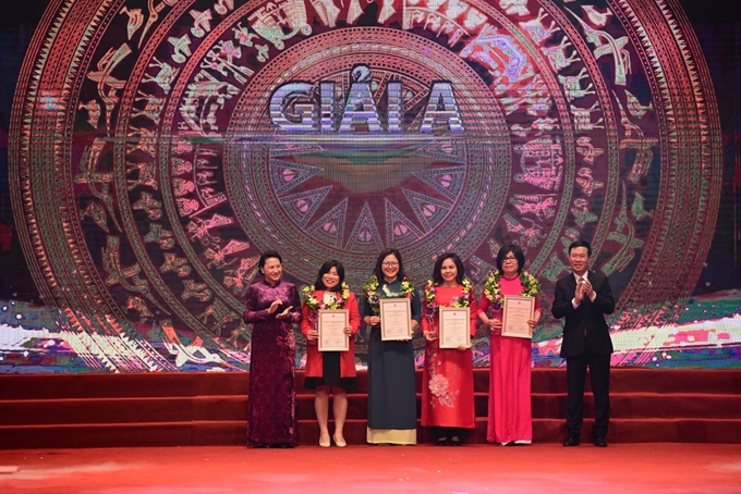 越南国会主席阮氏金银（左一）和中央宣教部部长武文赏（右一）向获得A等奖作品的作者颁发奖状（图：CPV）