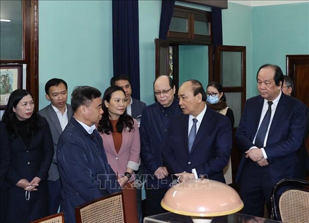 阮春福总理与67号房的工作人员交谈（图源：越通社）