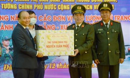 越南政府总理阮春福向岘港市各单位拜年
