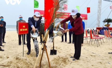 越南国家副主席邓氏玉盛启动广平省 “2021年植树节”