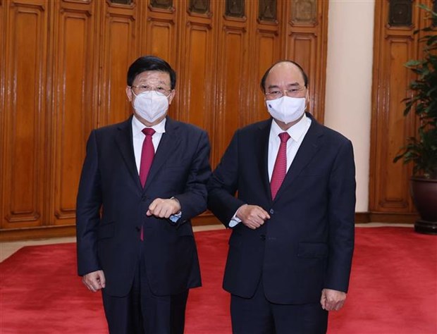 阮春福总理（右）与赵克志同志（图源：越通社）