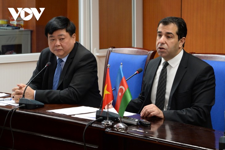 阿塞拜疆驻越南大使阿纳尔·伊马诺夫（右一）