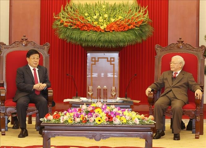 越共中央总书记、国家主席阮富仲（右）和中国国务委员、公安部部长赵克志