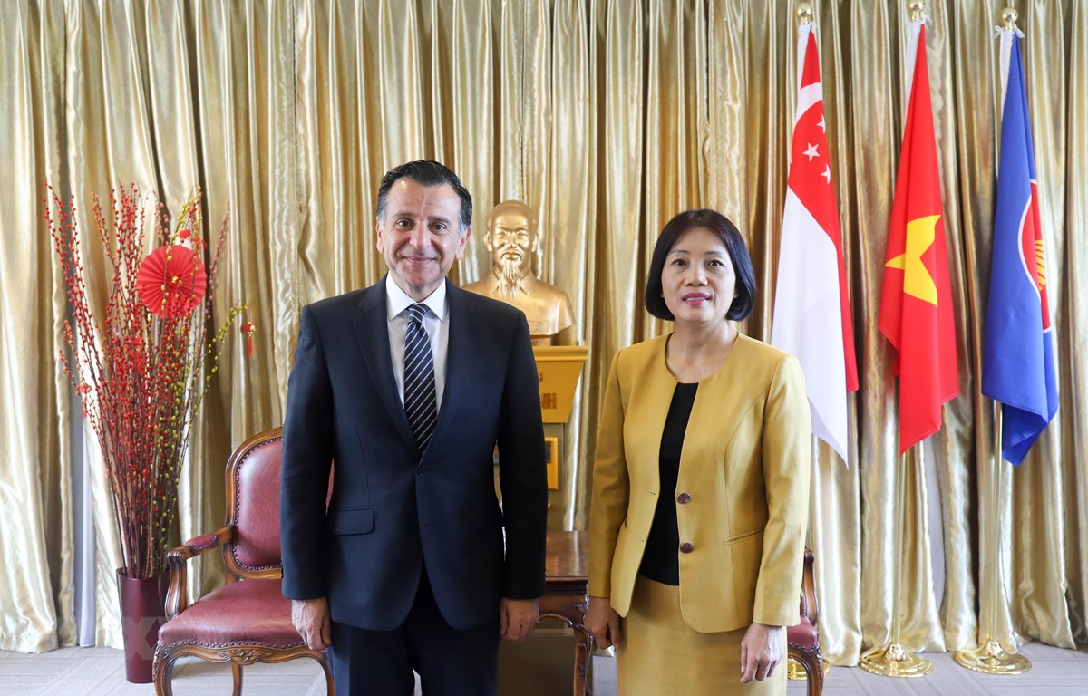 越南驻新加坡大使曹氏清香（右）和约旦驻新加坡兼驻越南大使马哈茂德•赫穆德（图源：越通社）