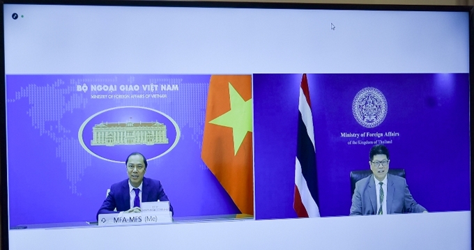 越南外交部副部长阮国勇（左）与泰国外交部常务副书记谭尼举行视频会谈