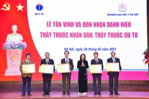 越南国家副主席邓氏玉盛向5名医生授予“人民医师”称号