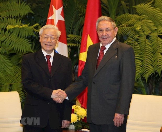越共中央总书记、国家主席阮富仲（左）与古巴共产党中央委员会第一书记劳尔·卡斯特罗·鲁斯
            （图源：越通社）