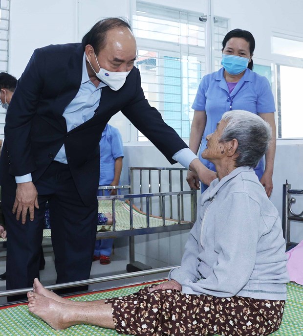 越南政府总理阮春福看望慰问广南省社会保护中心的老人（图源：越通社）