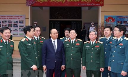 阮春福总理视察河内市防空师团