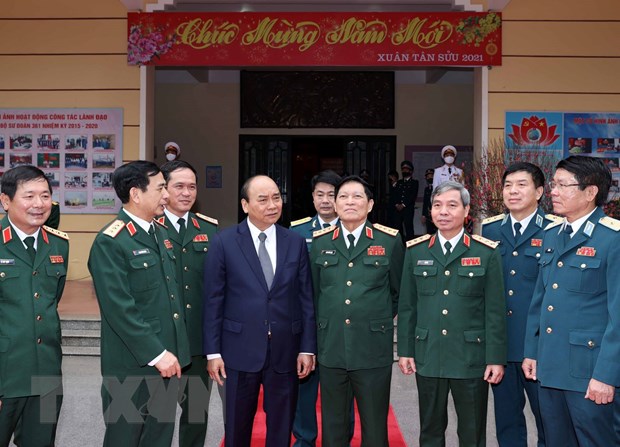 阮春福总理和361号师团干部和战士（图源：越通社）