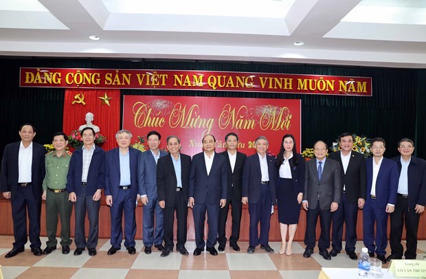 阮春福总理主持新年见面会，向越南中部地区的原党和国家领导人致以节日祝福（图源：越通社）