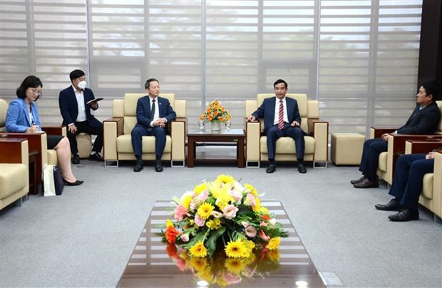 岘港市人民委员会主席黎忠征（右）会见韩国驻岘港市总领事安岷植