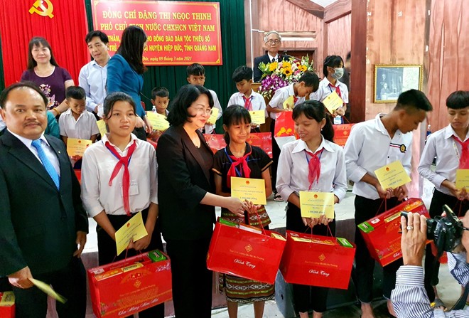 国家副主席邓氏玉盛向当地贫困好学的学生颁发助学金（图源：越通社）