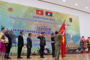 老挝向越南公安部驻老挝代表机构授予二等自由勋章