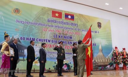 老挝向越南公安部驻老挝代表机构授予二等自由勋章