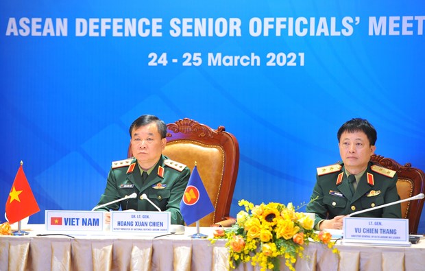 越南国防部副部长黄春战上将（左）率团出席会议（图源：越通社）